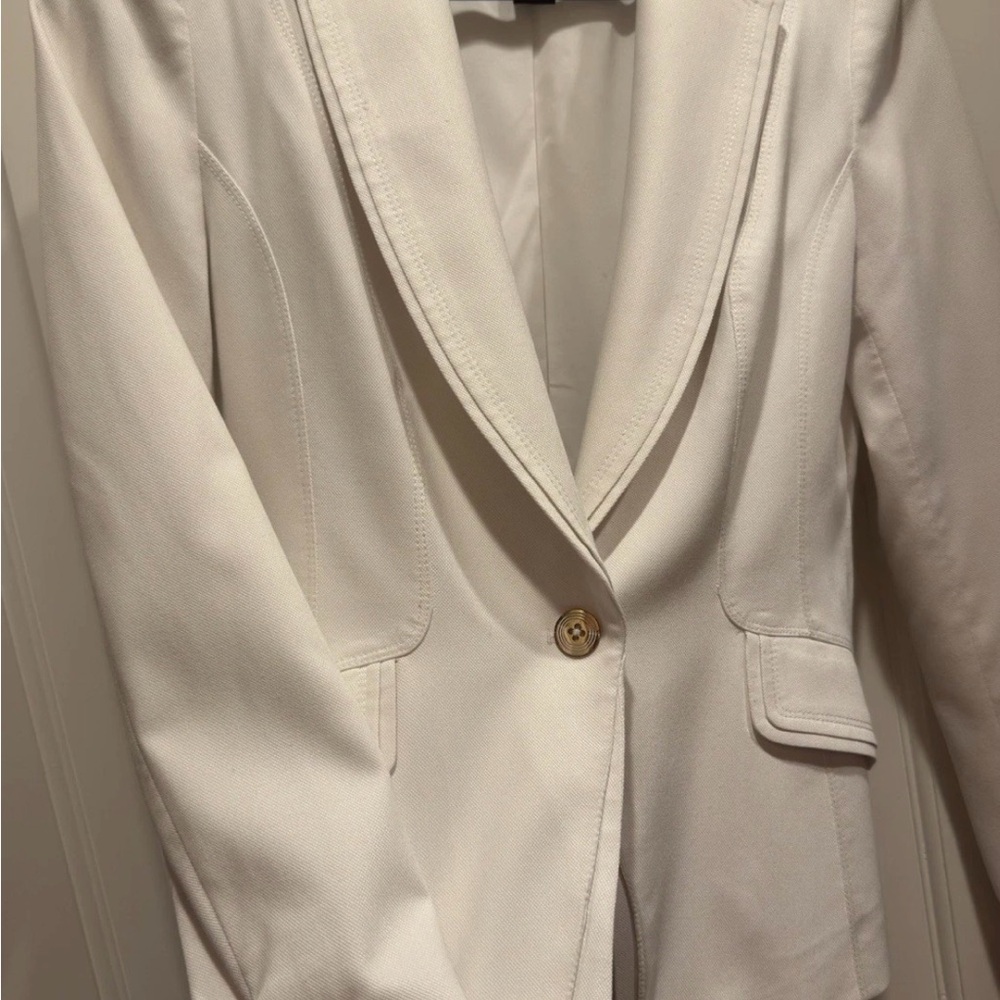 White House Black Market White Blazer with Tailored Fit and Classic Lapels